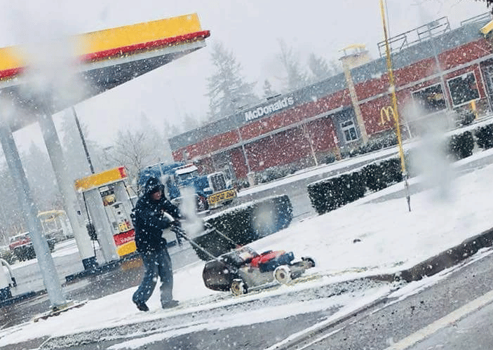 potret aksi kocak orang beraktivitas di salju dan es (reddit.com/deleted)