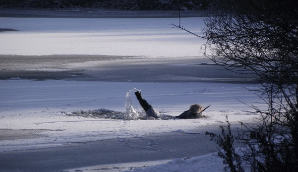 potret aksi kocak orang beraktivitas di salju dan es (reddit.com/YuuMohQueQueFai)