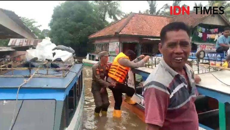 (Kondisi banjir di Kabupaten Musi Banyuasin menghambat sektor perekonomian warga) IDN Times/Yuliani