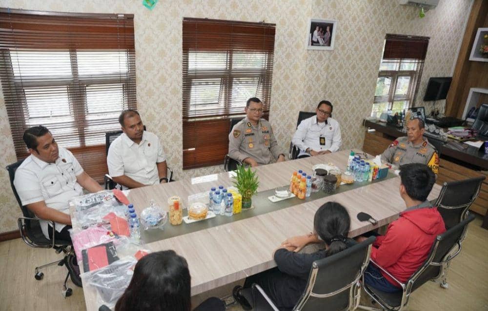 Kapolda Sumsel Irjen Pol A Rachmad Wibowo menemui dua remaja terlibat aksi gladiator (dok Instagram/Rachmat_Wibowo)