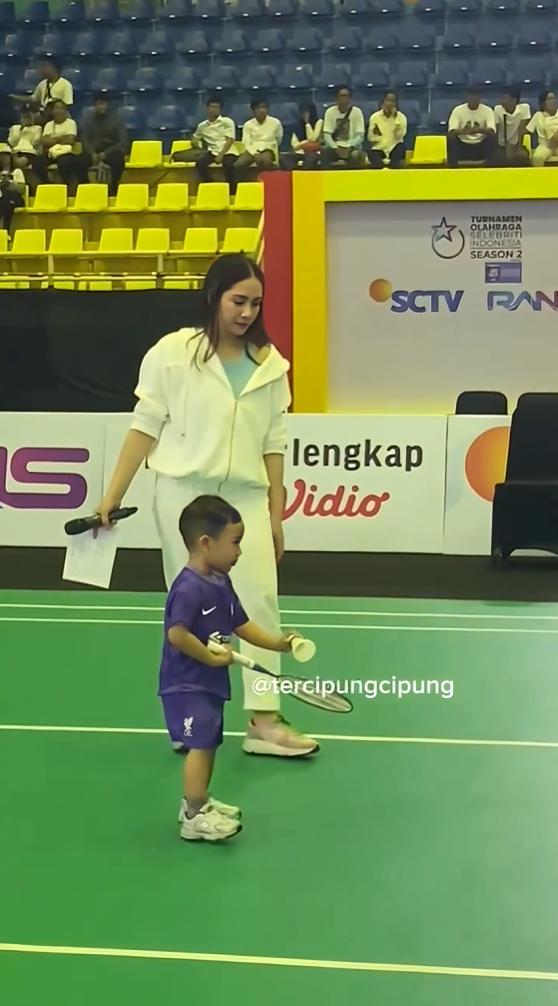 potret Cipung main badminton di TOSI (instagram.com/tercipungcipung)
