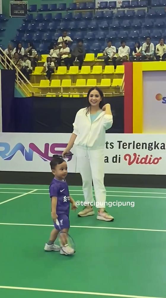 potret Cipung main badminton di TOSI (instagram.com/tercipungcipung)