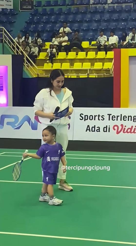 potret Cipung main badminton di TOSI (instagram.com/tercipungcipung)