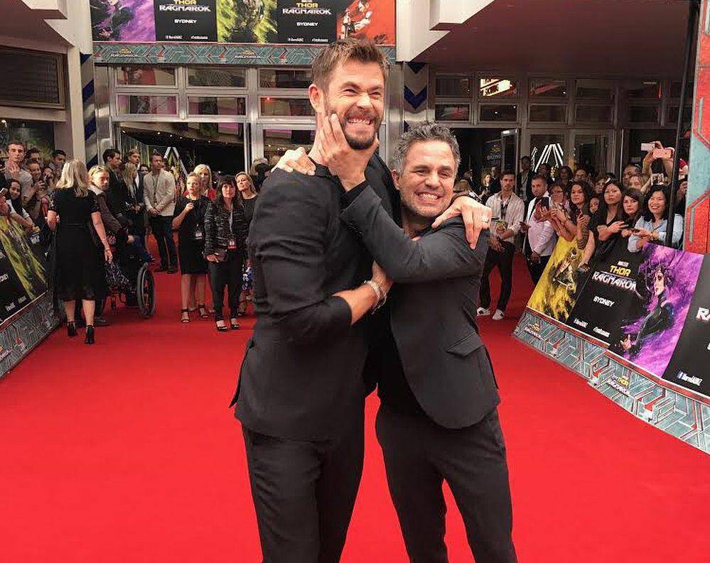 potret Mark Ruffalo bersama Chris Hemsworth (instagram.com/markruffalo)