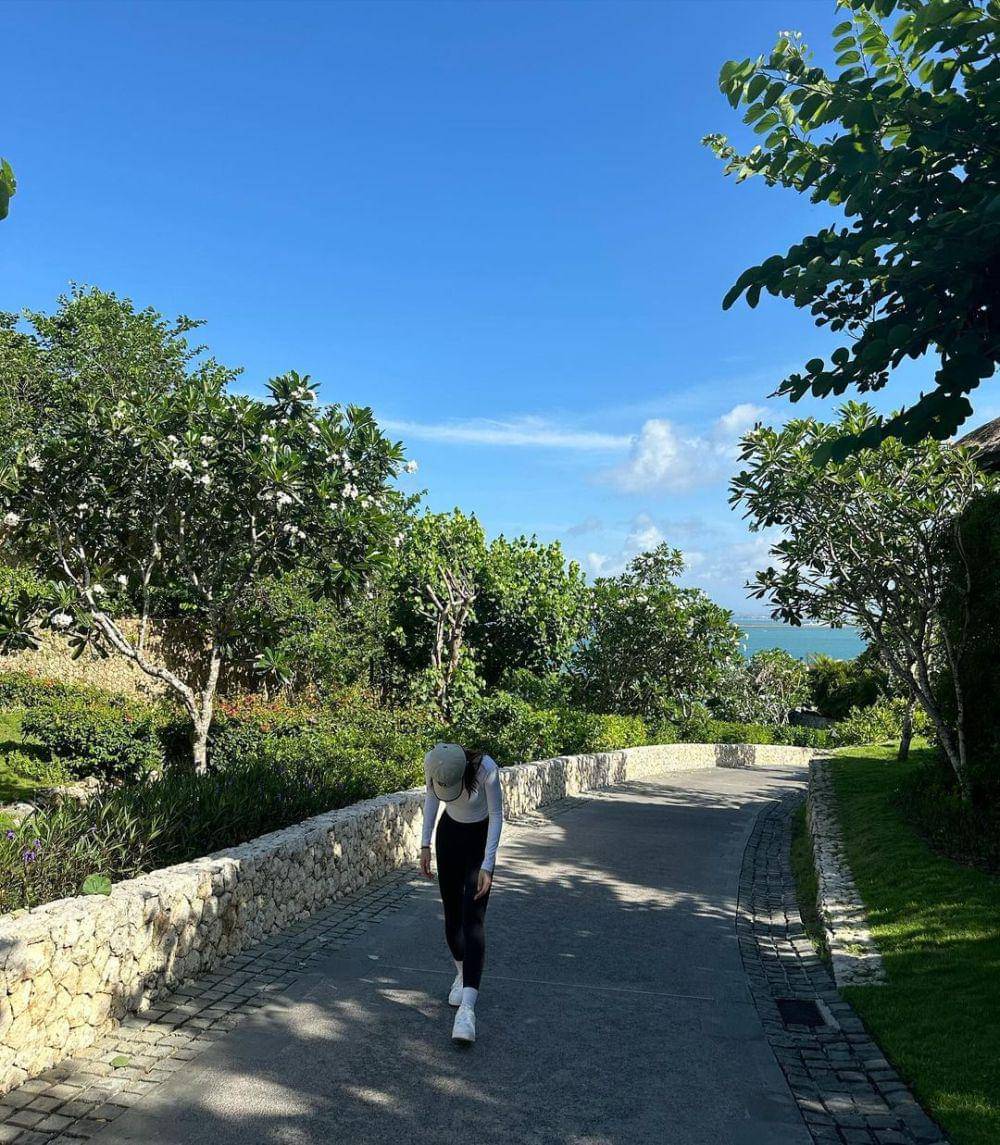 Nayeon di Bali (instagram.com/nayeonyny)