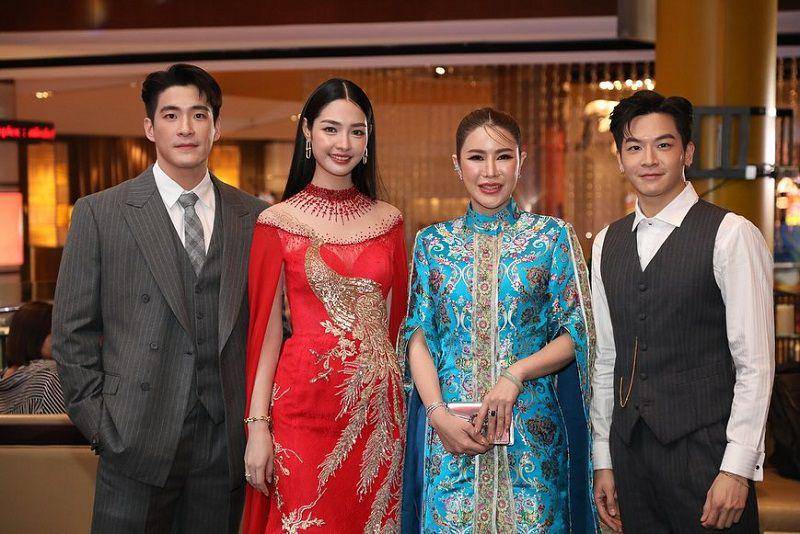 potret Mint Ranchrawee bersama lawan main dan sutradara (instagram.com/_hello.98)