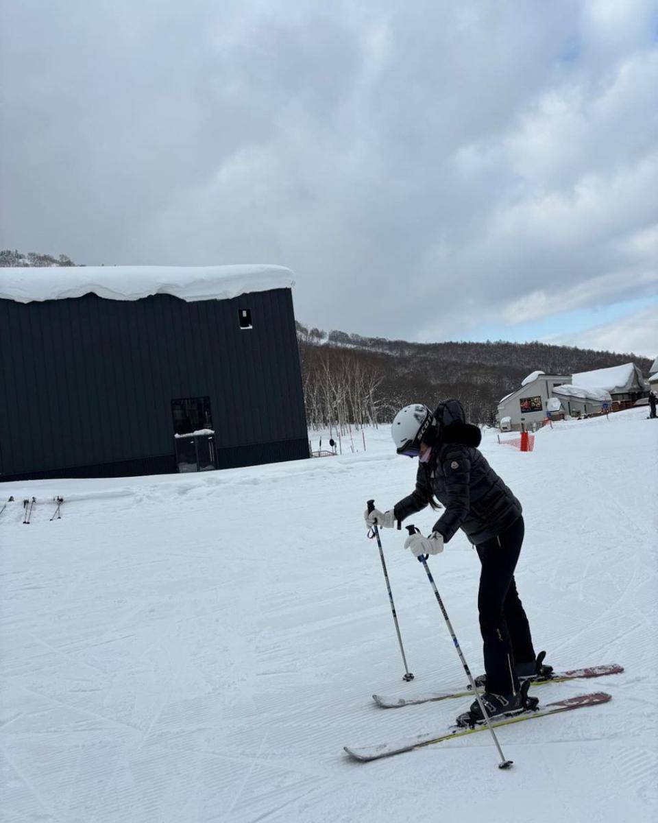 potret Aura Kasih main ski di Hokkaido, Jepang (instagram.com/aurakasih)