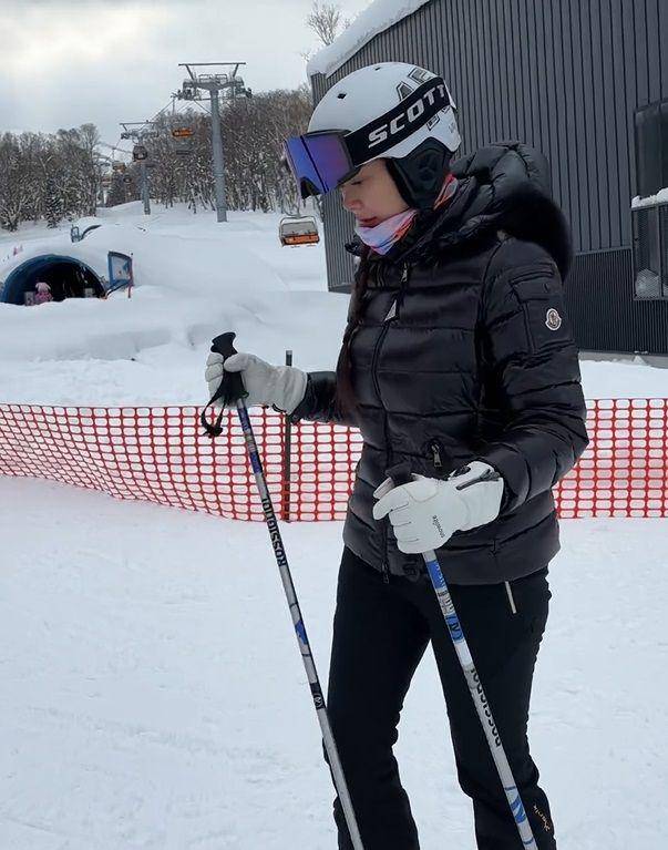 potret Aura Kasih main ski di Hokkaido, Jepang (instagram.com/aurakasih)