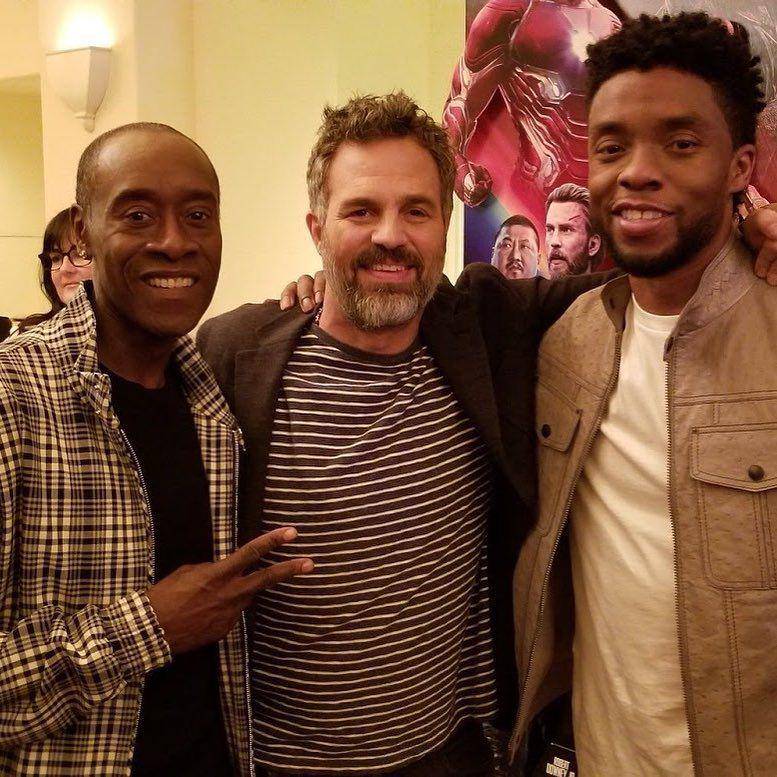 potret Mark Ruffalo bersama teman-temannya (instagram.com/markruffalo)