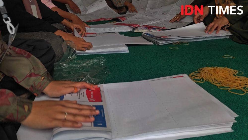 Proses penyortiran dan pelipatan surat suara di Kota Banda Aceh, Aceh. (IDN Times/Mhd Saifullah)