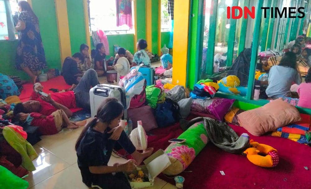Perumahan Antang, Blok 10 Kecamatan Manggala, Kota Makassar, mulai mengungsi akibat banjir, Rabu (17/1/2024) petang.