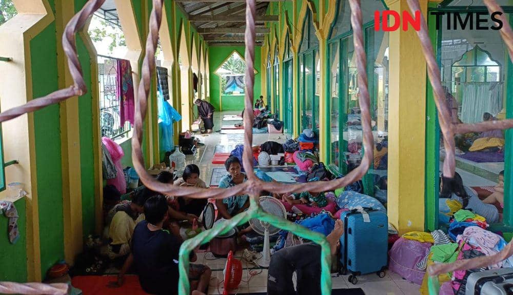 Banjir, Ratusan Warga Antang Makassar Mengungsi di Masjid