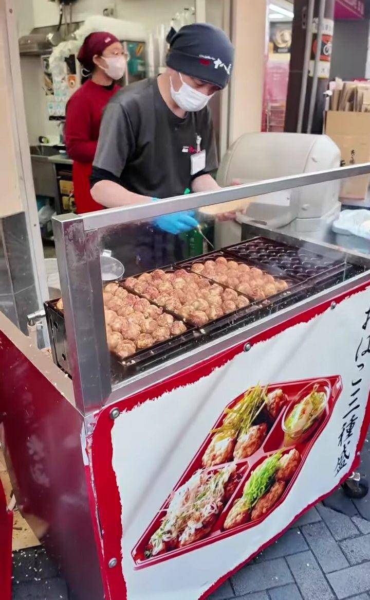 potret Nanda Arsyinta kulineran di Dotonbori (instagram.com/nandaarsynt)