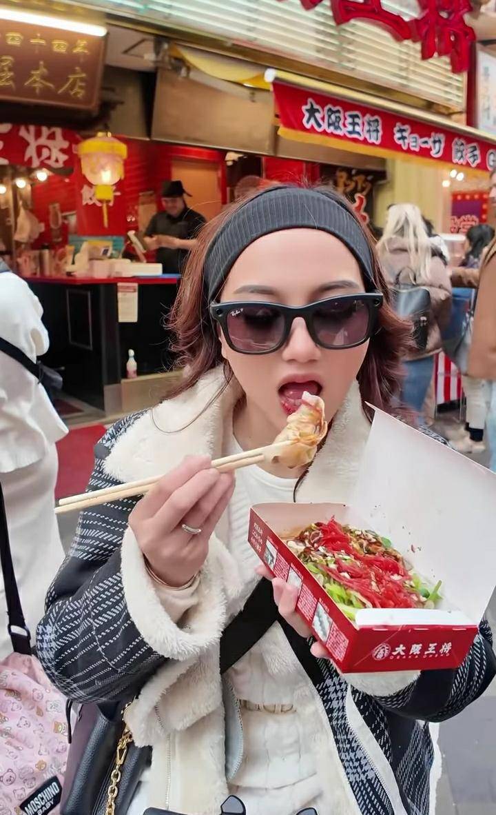 potret Nanda Arsyinta kulineran di Dotonbori (instagram.com/nandaarsynt)