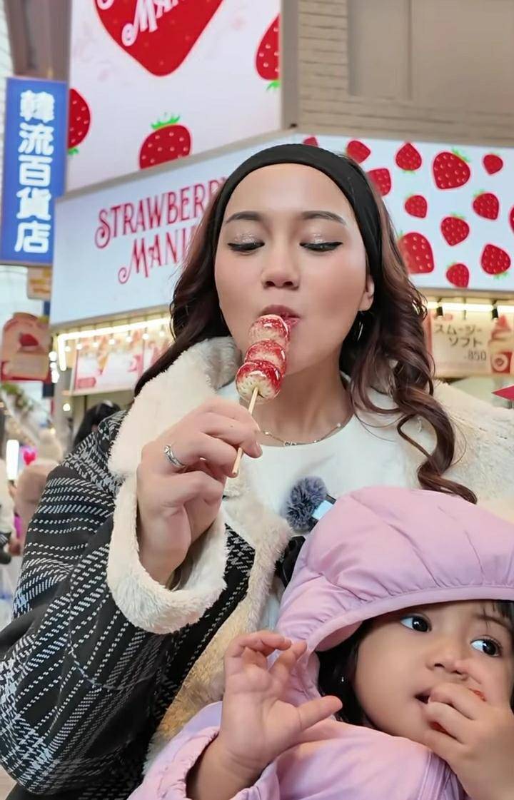 potret Nanda Arsyinta kulineran di Dotonbori (instagram.com/nandaarsynt)