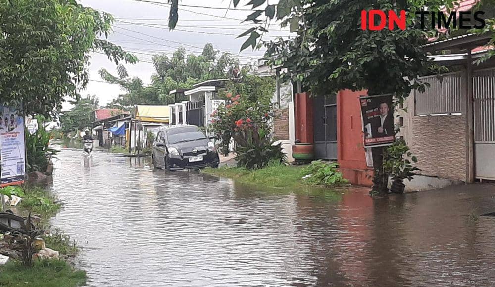 Warga Perumnas Antang Blok 10 mengungsi di masjid karena banjir, Kamis (18/1/2024). IDN Times/Dahrul Amri Lobubun