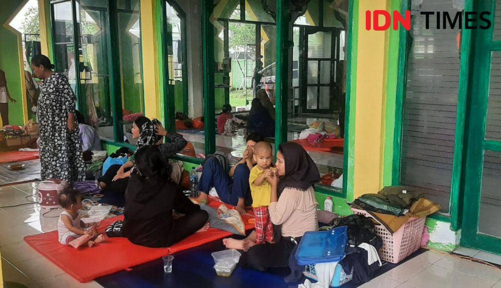 Warga Perumnas Antang Blok 10 mengungsi di masjid karena banjir, Kamis (18/1/2024). IDN Times/Dahrul Amri Lobubun