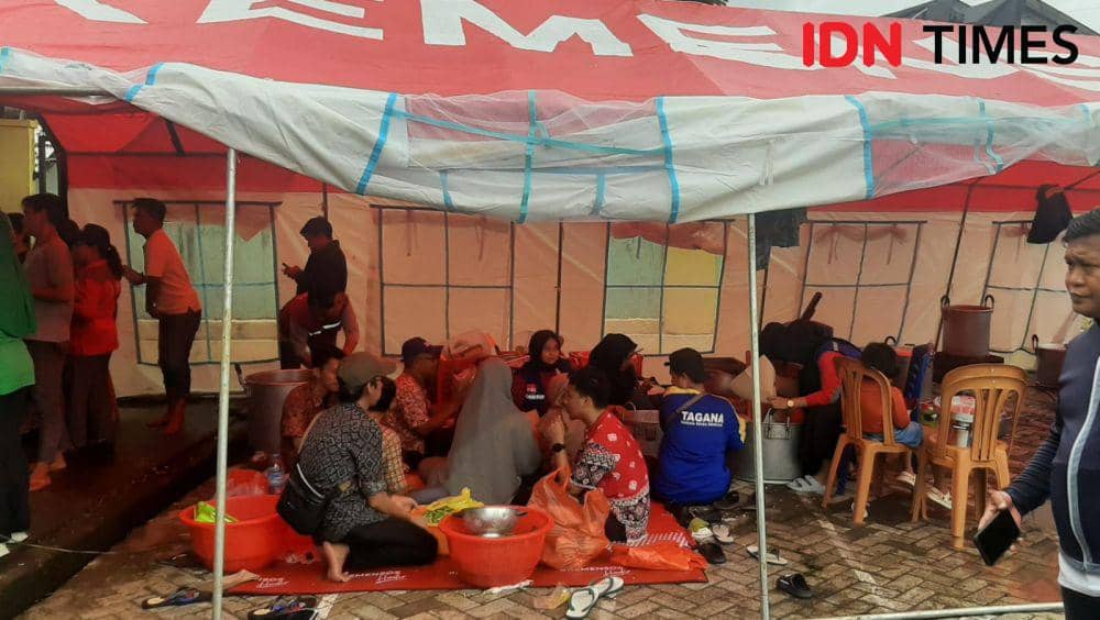 Warga Perumnas Antang Blok 10 mengungsi di masjid karena banjir, Kamis (18/1/2024). IDN Times/Dahrul Amri Lobubun