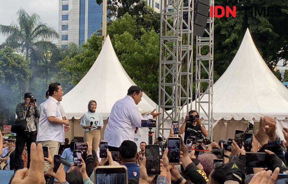 Prabowo Subianto joget ‘Oke Gas’ di acara Komunitas Ojol Penggemar Erick Thohir di Lapangan Banteng, Jumat (19/1/2024). (IDN Times/Irfan Fathurohman)