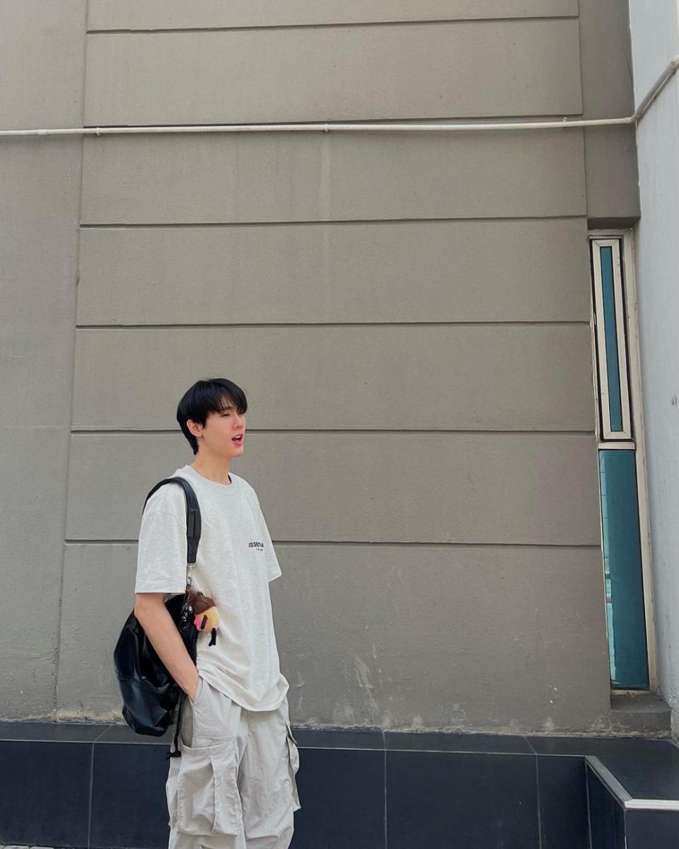 outfit nuansa putih ala Book Kasidet (instagram.com/kasibook_)