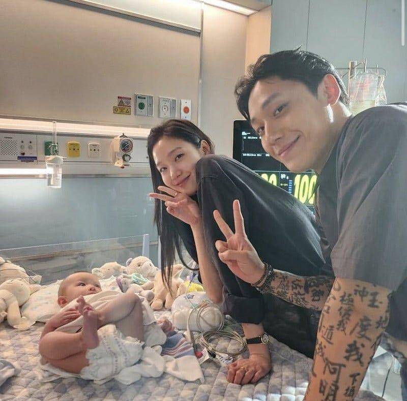 Kim Go Eun dan Lee Do Hyun saat syuting film Exhuma (dok. allkpop)