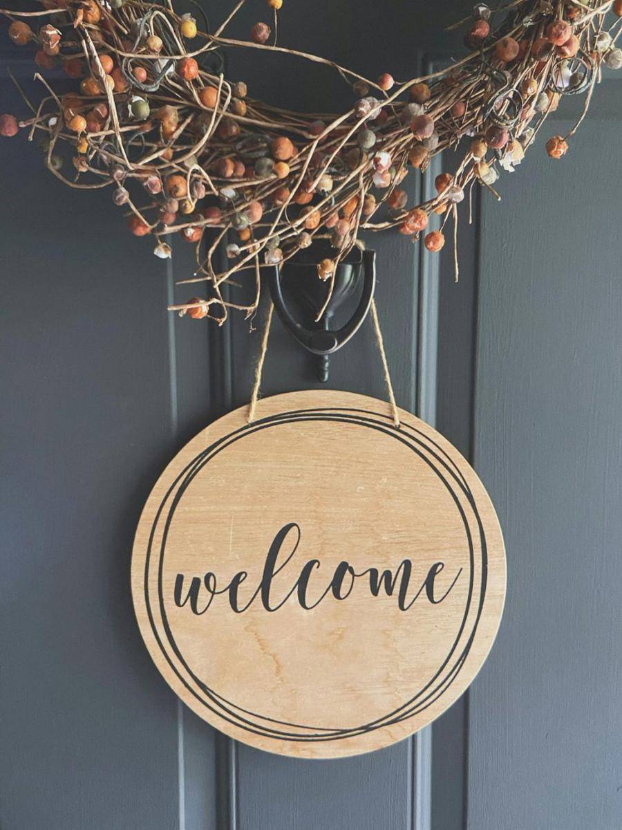 inspirasi welcome sign (pexels.com/@thepaintedsquare)