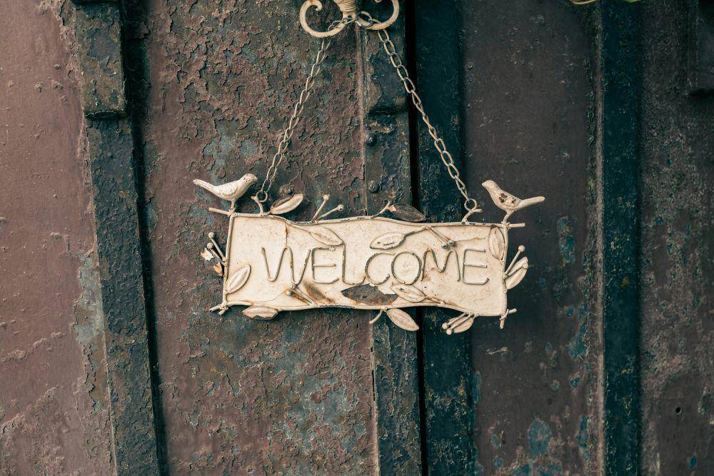 inspirasi welcome sign (pexels.com/@vladimirsrajber)