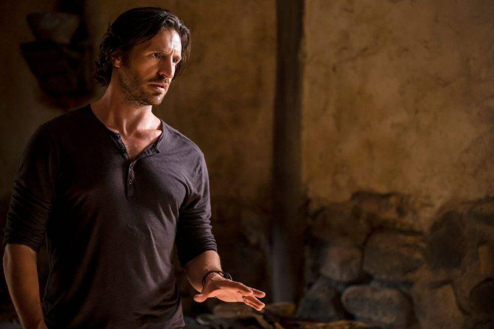 Eoin Macken dalam serial La Brea season 3 (dok. NBC/La Brea)