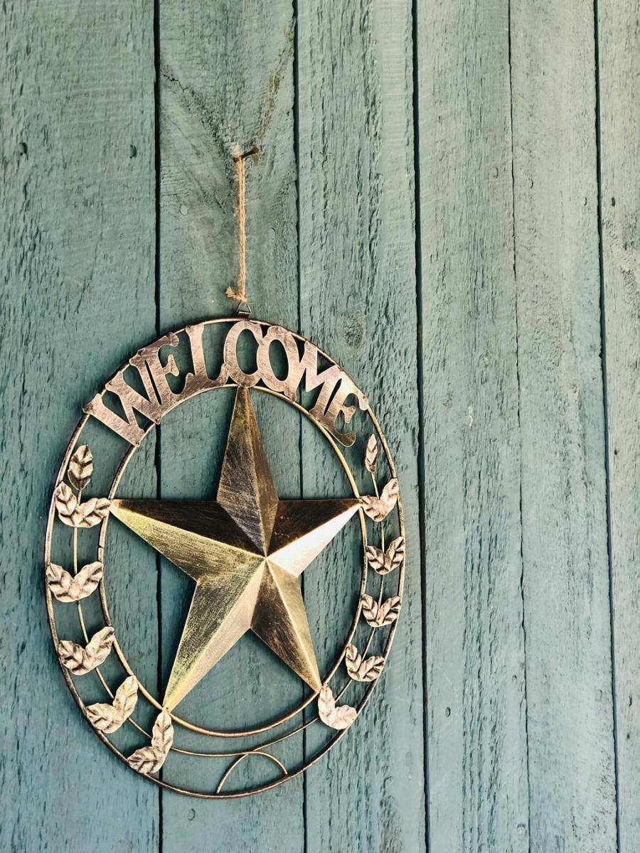inspirasi welcome sign (pexels.com/@m-sovran-wolfe-1593386)