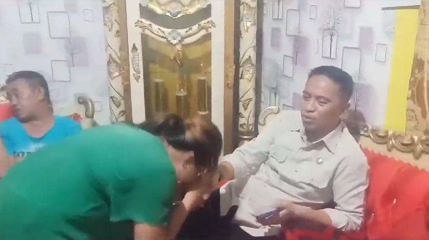 Pelaku pembunuhan bocah 8 tahun, Arnita Mamonto, saat bersalaman dengan Bupati Boltim, Sam Sachrul Mamonto, Kamis (18/1/2024). IDNTimes/Istimewa