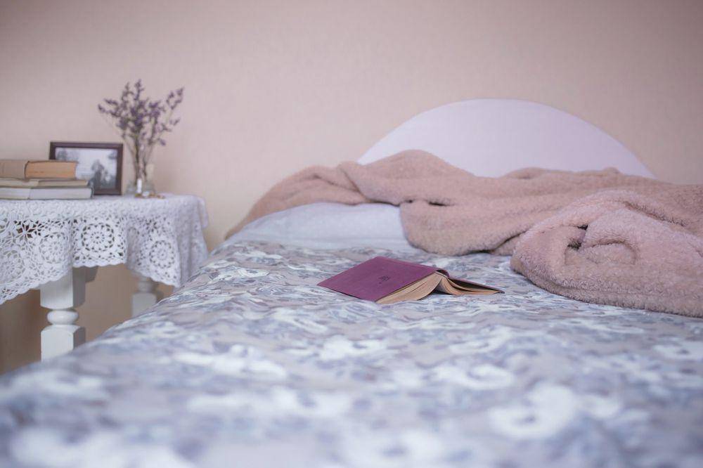 dekorasi kamar dengan dinding warna pink (pixabay.com/Pexels)
