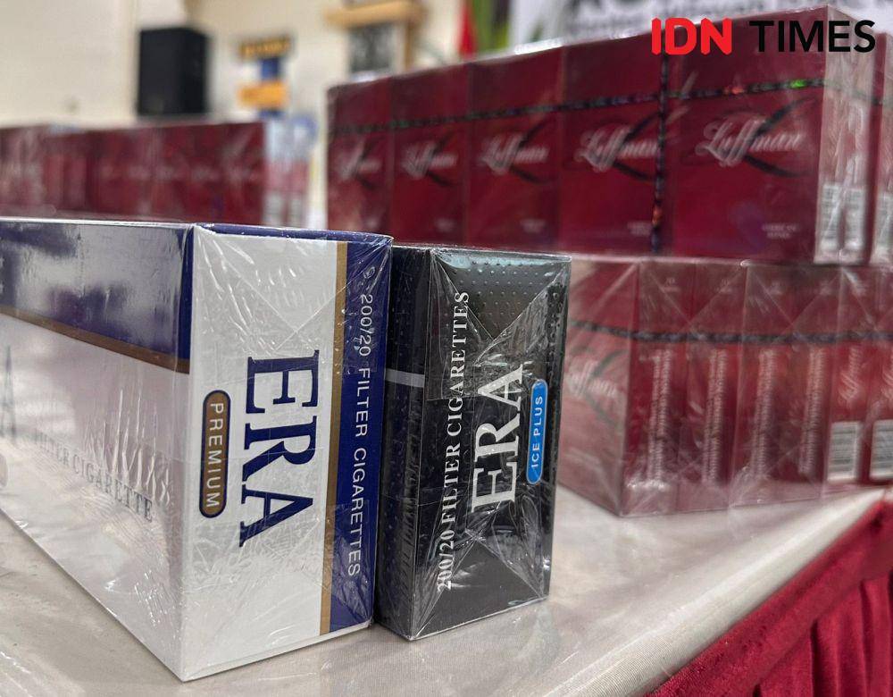 Rokok ilegal banyak ditemukan di Perbatasan Kalbar. (IDN Times/Teri).