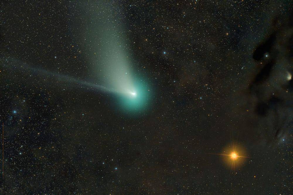 perbandingan kecerahan komet c/2023 a3 (tsuchinshan–atlas) dengan objek di dekatnya (skyandtelescope.org)