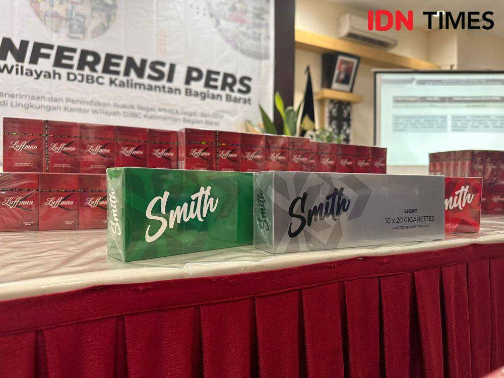 Rokok ilegal masih banyak dijual pedagang di Pontianak. (IDN Times/Teri).