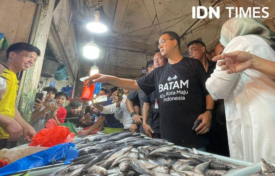 Anies Baswedan dan istrinya, Fery Farhati saat berbelanja di pasar basah Tos 3000 Batam (IDN Times/Putra Gema Pamungkas)