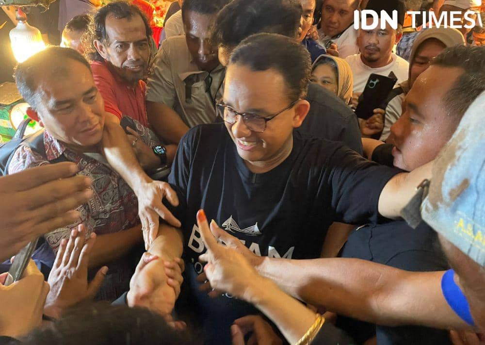 Hadir ke Pasar Batam, Anies Baswedan Disambut Teriakan Prabowo-Ganjar