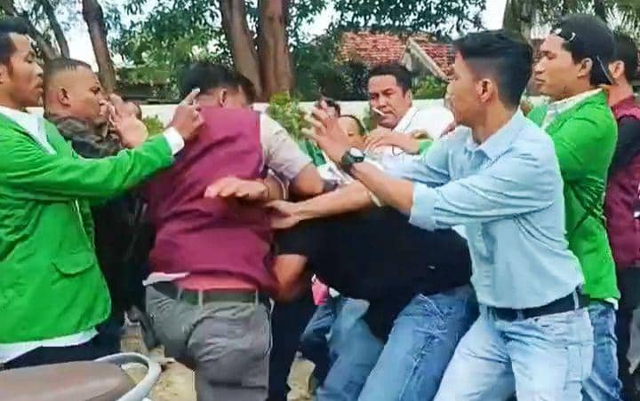 Tangkapan layar saat Bayu Saputra dikeroyok (Dok/Istimewa)