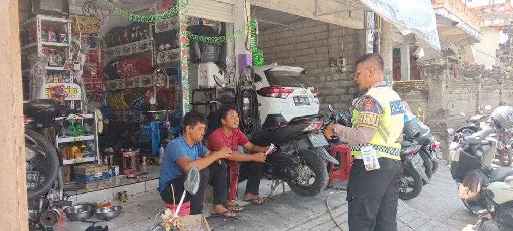 Sat Lantas Polres Tabanan saat melakukan sosialisasi mengenai larangan penggunaan knalpot brong (Dok.IDNTimes/Polres Tabanan)