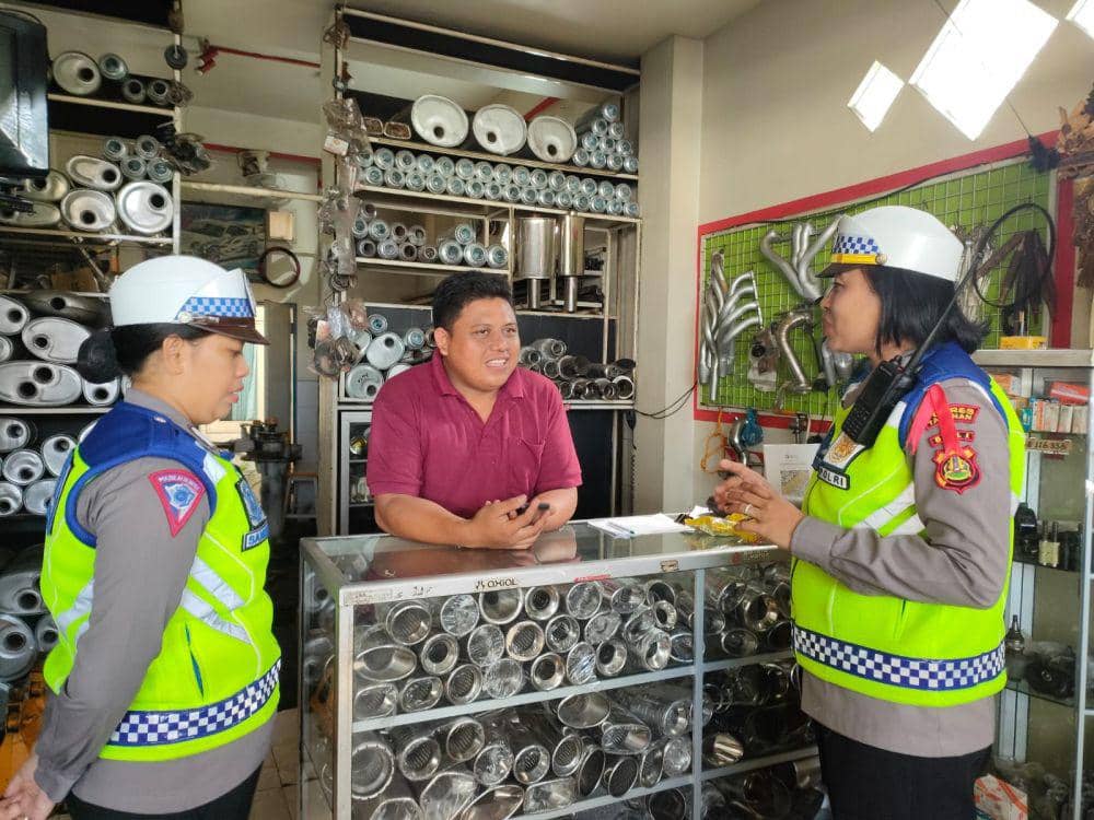 Sat Lantas Polres Tabanan saat melakukan sosialisasi mengenai larangan penggunaan knalpot brong (Dok.IDNTimes/Polres Tabanan)