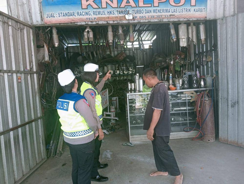 Sat Lantas Polres Tabanan saat melakukan sosialisasi mengenai larangan penggunaan knalpot brong (Dok.IDNTimes/Polres Tabanan)