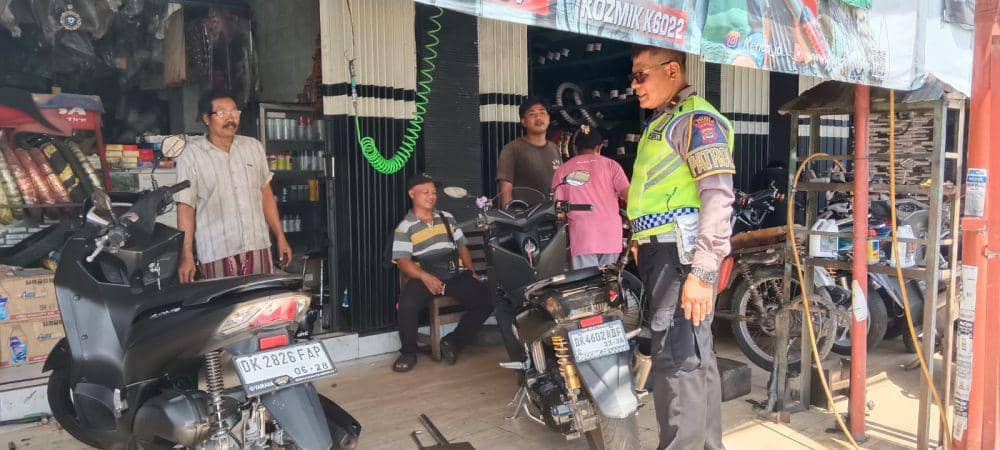 Sat Lantas Polres Tabanan saat melakukan sosialisasi mengenai larangan penggunaan knalpot brong (Dok.IDNTimes/Polres Tabanan)