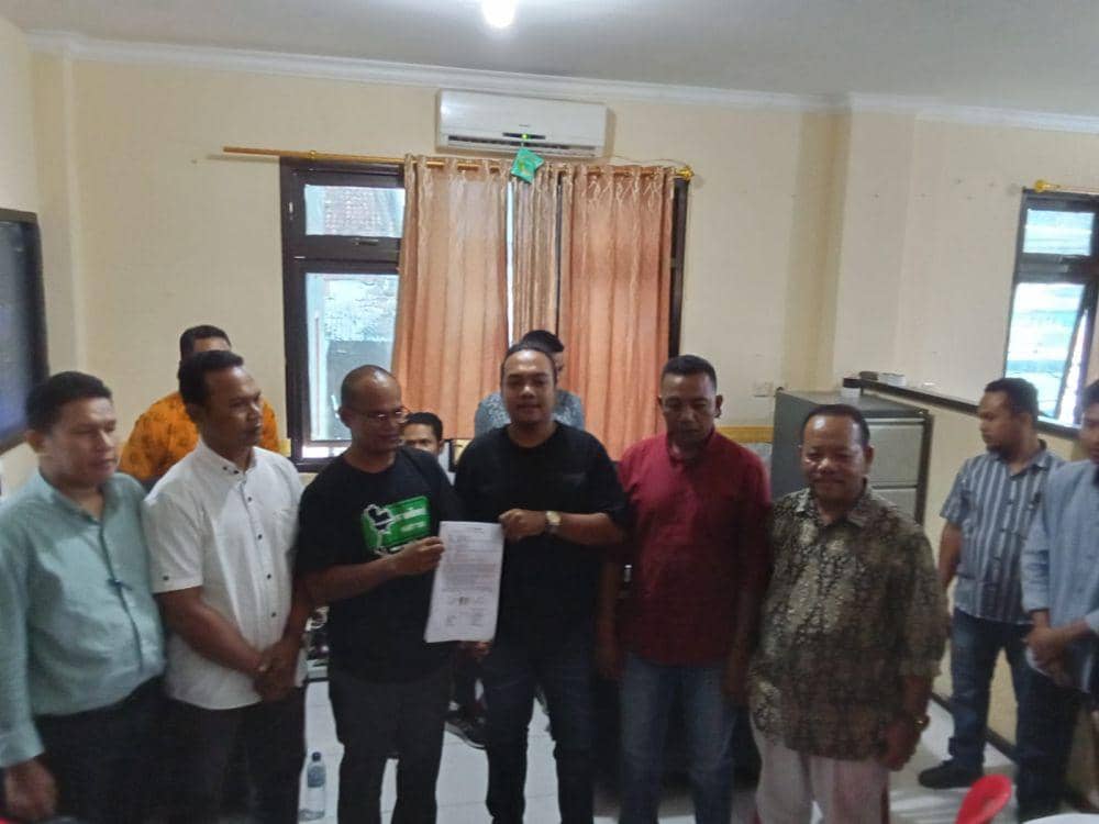 Foto Rektor UM Bima dan Bayu Saputra saat tunjukan surat pernyataan (Dok/Polres Bima Kota)