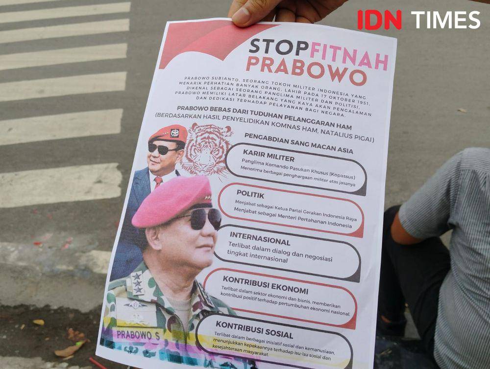 Brosur yang dibagikan kepada masyarakat berupa track record Prabowo Subianto (IDN Times/Eko Agus Herianto)