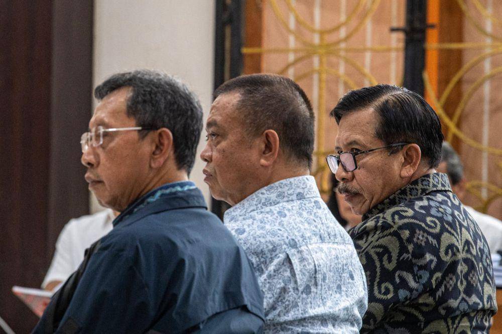 Mantan Komisaris PTBA Laksamana (Purn) Agus Suhartono, Robert Heri dan Seger Budihardjo. ANTARA FOTO/NOVA WAHYUDI