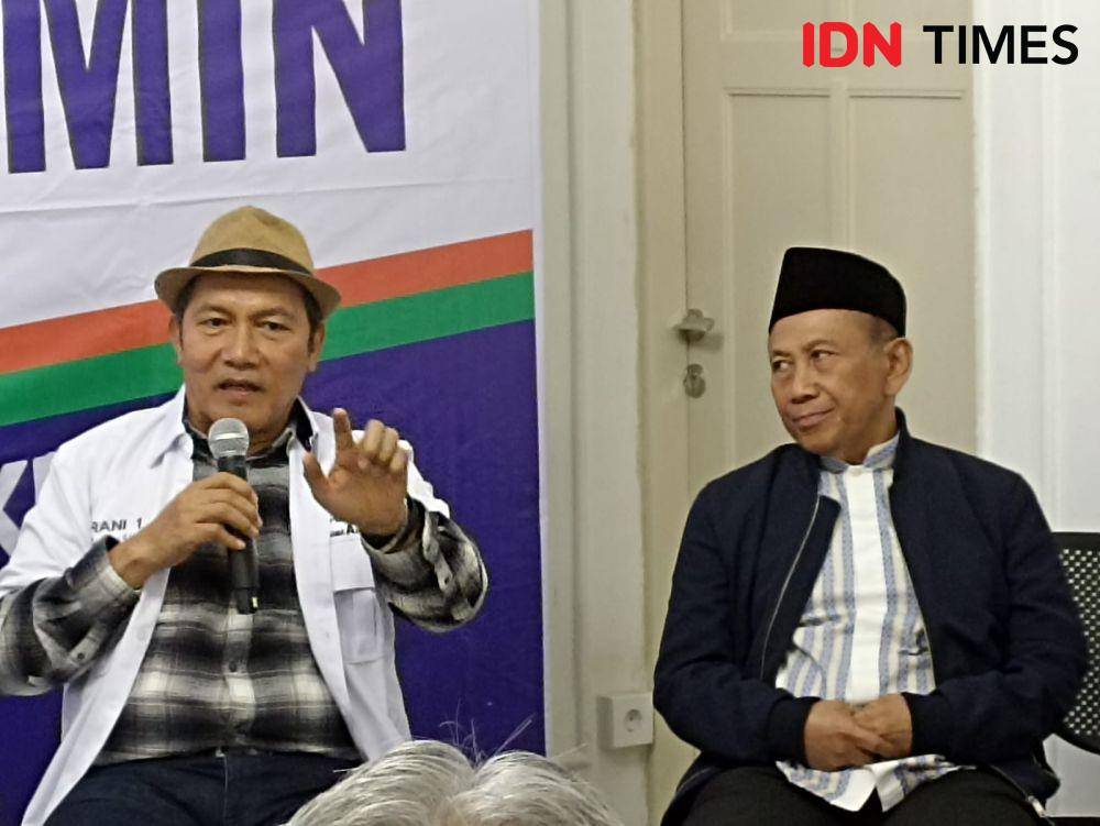 Anggota Dewan Pakar Timnas AMIN Saut Situmorang (kiri) dan Ketua DPP Partai NasDem Ahmad Effendy Choirie (kanan). (IDN Times/Amir Faisol)