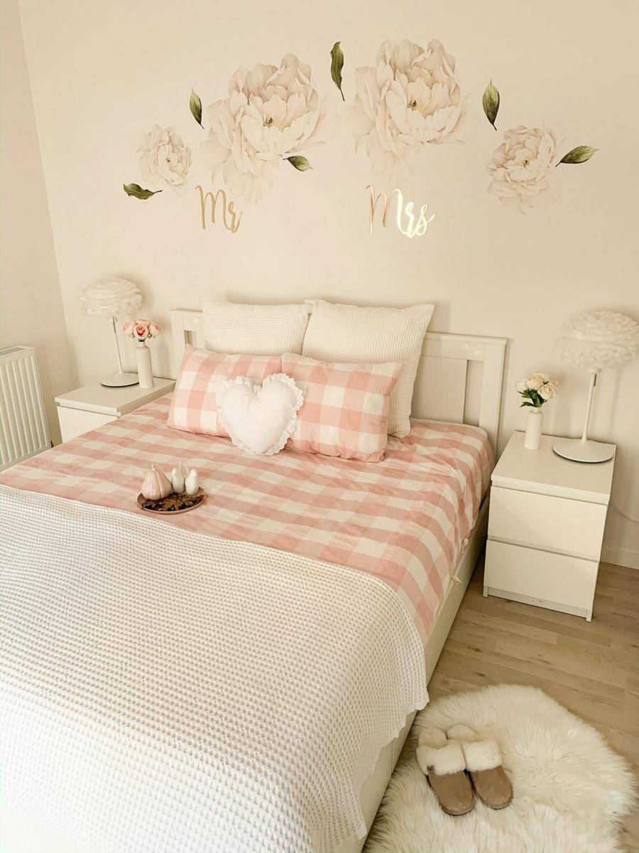 dekorasi kamar dengan dinding warna pink (unsplash.com/Jelena Mirkovic)
