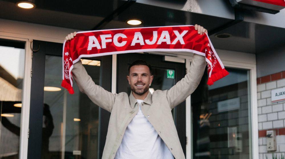 Jordan Henderson saat diperkenalkan kepada publik sebagai pemain baru Ajax Amsterdam pada Kamis (18/1/2024) waktu setempat. (twitter.com/AFCAjax)