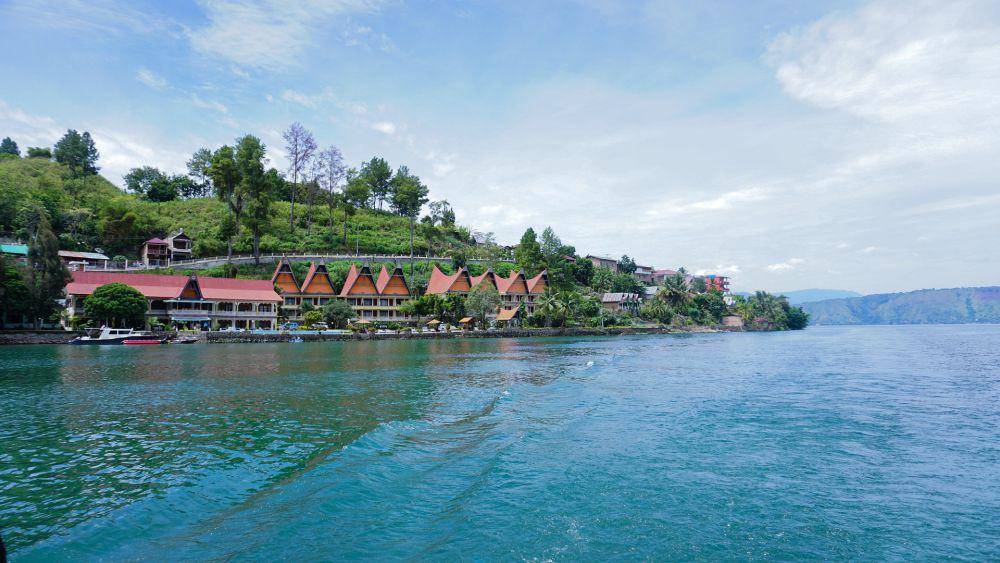 Pemandangan tepi danau Toba (pixabay.com/danielmorrism)