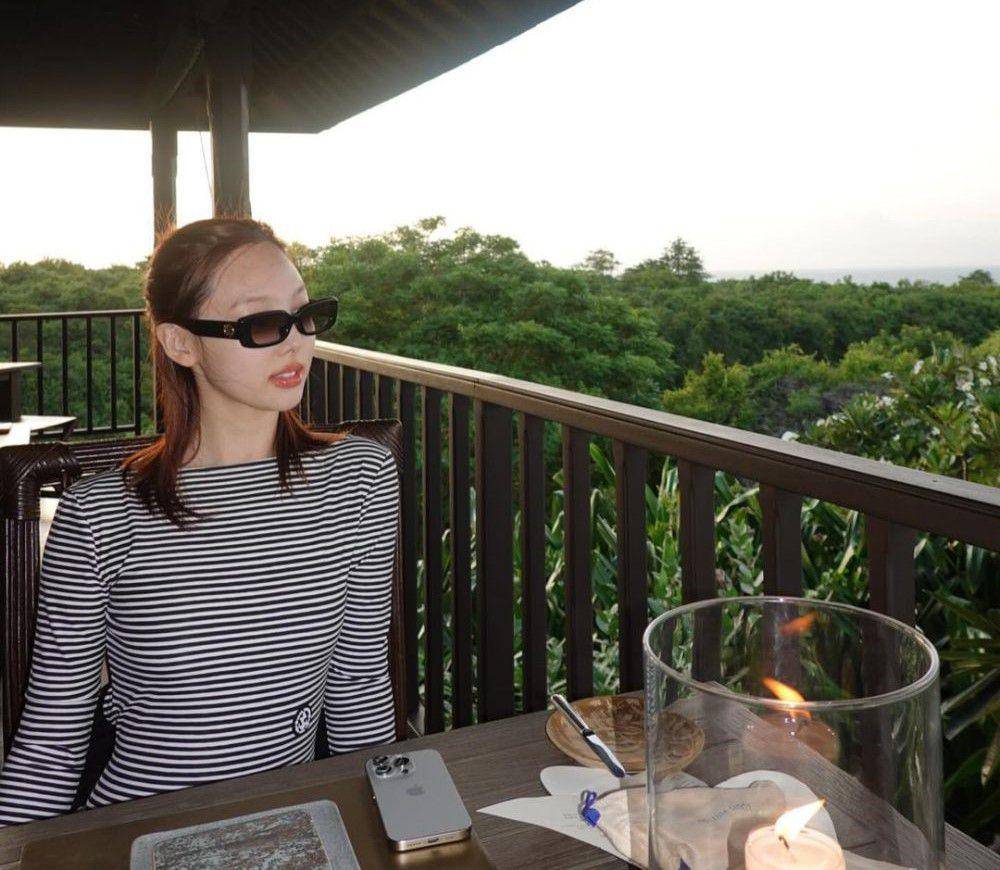 Nayeon TWICE saat menikmati suasana sunset di Bali. (Instagram.com/nayeonyny)
