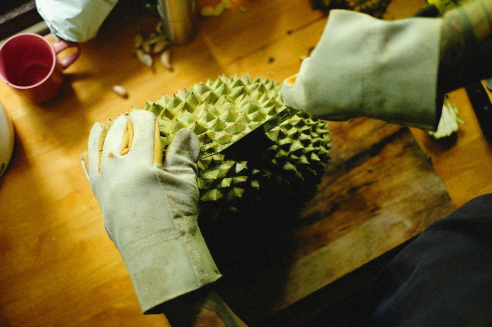 5 Cara Sederhana Mengupas Kulit Durian dengan Nyaman